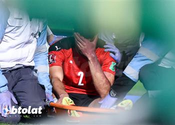 فيديو بسبب اصطدام مع ماني إصابة محمد عبد المنعم وخروجه من مباراة مصر والسنغال