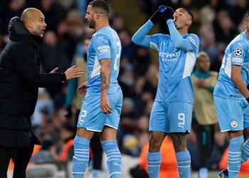 بينهم رياض محرز جوارديولا يطلب تجديد عقود ثلاثي مانشستر سيتي