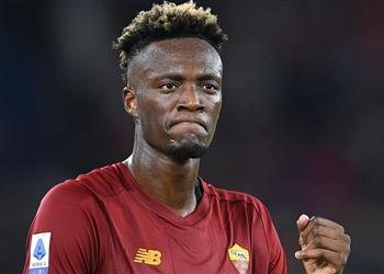 روما يحسم موقفه من بيع أبراهام بعد اهتمام مانشستر يونايتد وآرسنال