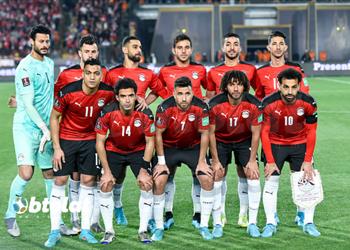منتخب مصر بالزي الأحمر أمام السنغال في تصفيات كأس العالم