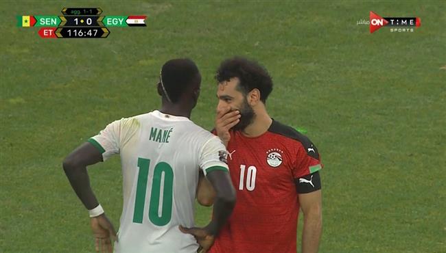 حديث بين محمد صلاح وماني في مباراة مصر والسنغال بتصفيات كأس العالم