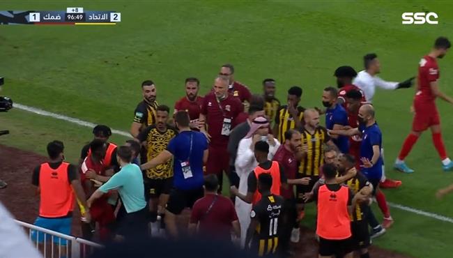 طرد عبد الرحمن العبود ومازن ابو شرارة في مباراة الاتحاد وضمك ومشادة بين اللاعبين