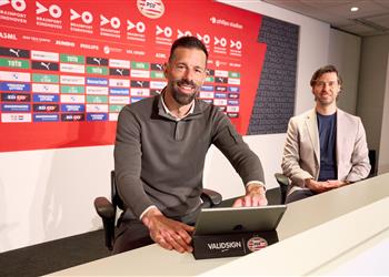 رسمي ا نيستلروي مدير ا فني ا لـ آيندهوفن الهولندي