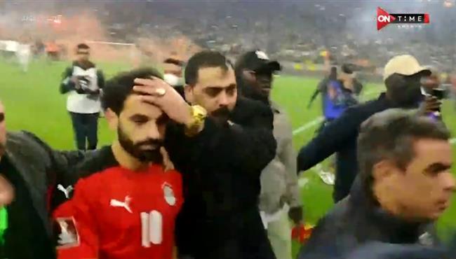 جماهير السنغال تعتدي علي محمد صلاح بعد مباراة مصر والسنغال