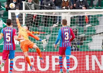 تير شتيجن عن مطالبة إلتشي بركلة جزاء لا يمكننا رفع أكتافنا عن أجسادنا