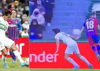 لاعب إلتشي غاضب ا من قرار الحكم أمام برشلونة من لا يبكي لا يحصل على ما يريد