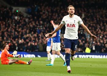 فيديو هاري كين يعادل رقم تييري هنري بهدفه في إيفرتون