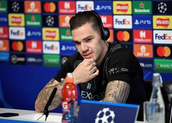 إيديرسون يعلق على صورة تواجده في وسط الملعب أمام مانشستر يونايتد