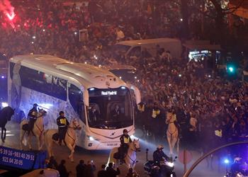 فيديو وصور الجماهير تستقبل حافلة ريال مدريد بالألعاب النارية قبل ملاقاة باريس سان جيرمان