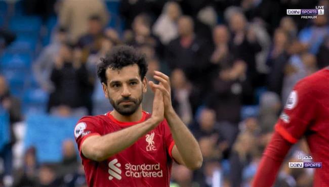 محمد صلاح يحيي جماهير ليفربول ويعانق يورجن كلوب بعد مباراة مانشستر سيتي
