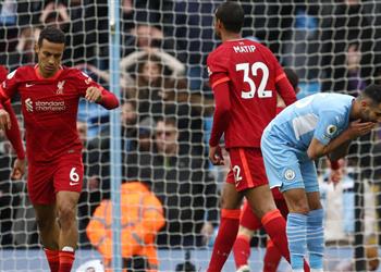 صور طفل يستغل محمد صلاح في مباراة ليفربول ومانشستر سيتي ومحرز يستجيب