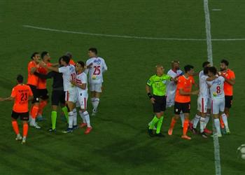 فيديو مشادة بين لاعبي الزمالك وفاركو والحكم يتدخل