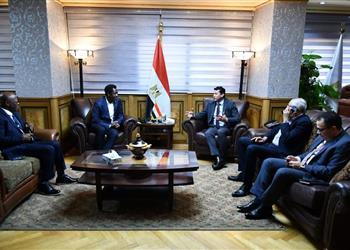 وزير الرياضة يلتقي الأمين العام للاتحاد الإفريقي ويعلن تنظيم المؤتمر الدولي للأمن والسلامة