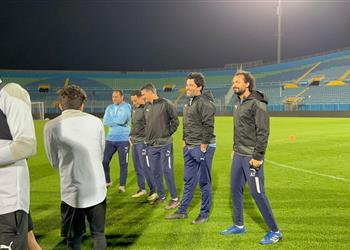 لاعبو بيراميدز يحتفلون بـ إيهاب جلال بعد تعيينه مدير ا فني ا لـ منتخب مصر