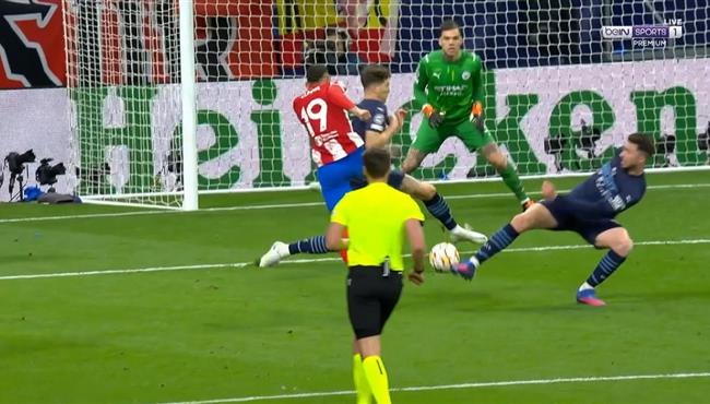 جون ستونز ينقذ مرمي مانشستر سيتي من هدف لاتليتكو مدريد