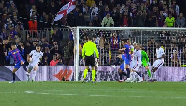 هل حرم الحكم برشلونة من ركلة جزاء امام اينتراخت فرنكفورت