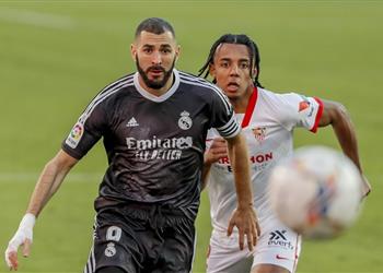 مدافع إشبيلية قبل مباراة ريال مدريد لا أخشى بنزيما