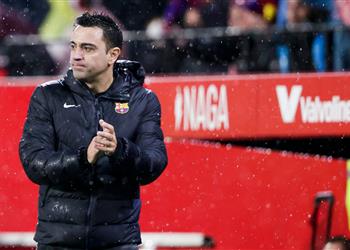 تشافي يطلب رحيل مدافع برشلونة بعد الإقصاء من الدوري الأوروبي