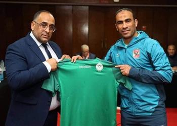 صورة وفد الرجاء يهدي الأهلي درع وقميص النادي ويشيد بحفاوة الاستقبال