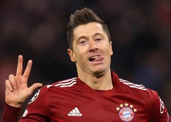 زوجة ليفاندوفسكي تشعل صفقة انتقاله إلى برشلونة