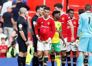 صور لفتة رائعة رونالدو يمنح كرة الهاتريك لموهبة مانشستر يونايتد