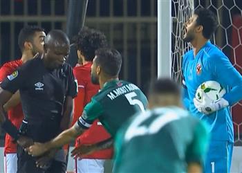 فيديو مشادة بين الشناوي ومحمد عبد المنعم في مباراة الأهلي والرجاء