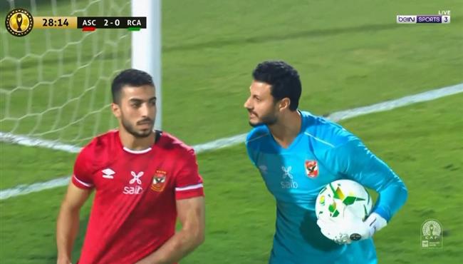 مشادة كلامية بين محمد الشناوي ومحمد عبد المنعم في مباراة الاهلي والرجاء