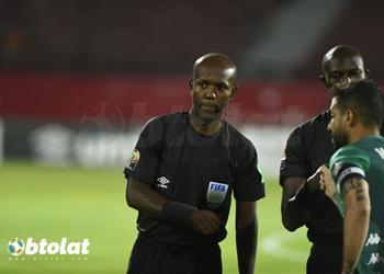 الرجاء المغربي يسخر من مخرج مباراة الأهلي وثنائي التحكيم