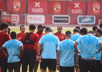 موسيماني وعبد الحفيظ يجتمعان بلاعبي الأهلي قبل انطلاق التدريبات