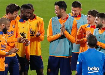 سبورت مدافع برشلونة يقترب من الرحيل رغم تجديد عقده