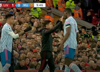 بوجبا ي غادر مباراة ليفربول ومانشستر يونايتد مبكر ا للإصابة