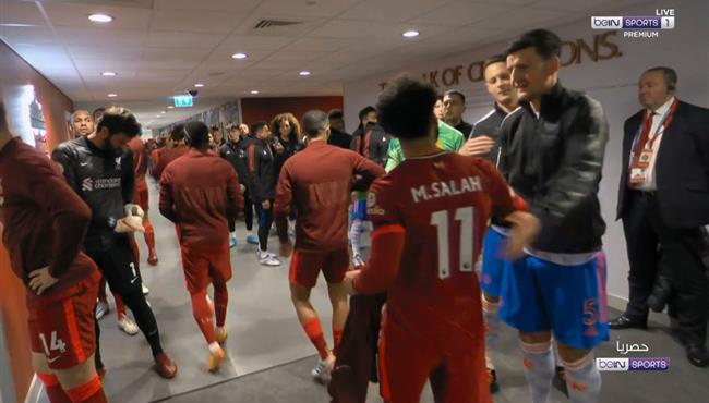 محمد صلاح يصافح ماجواير ولاعبي مانشستر يونايتد قبل مباراة ليفربول