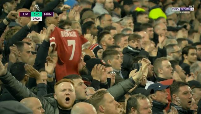 جماهير ليفربول تدعم كريستيانو رونالدو في الدقيقة 7 من مباراة مانشستر يونايتد