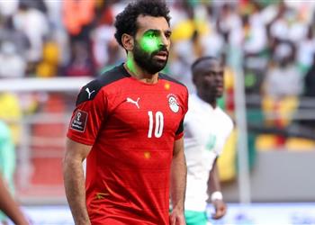 مهاجم ليفربول السابق بعد مباراة مصر والسنغال يجب حظر من يستخدم الليزر مدى الحياة