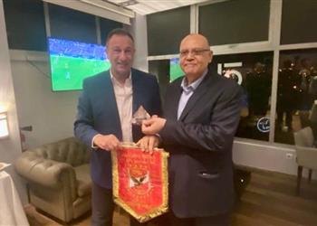 الخطيب يهدي درع وعلم الأهلي للسفير المصري بالمغرب