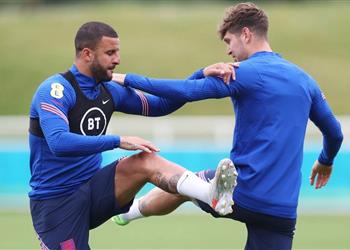 جوارديولا يوضح موقف ستونز ووكر من اللحاق بمباراة ريال مدريد ومانشستر سيتي