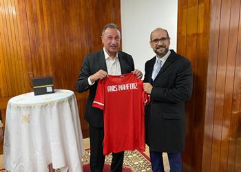 الخطيب يهدي درع وعلم الأهلي لرئيس الرجاء ويشكر الأشقاء المغاربة