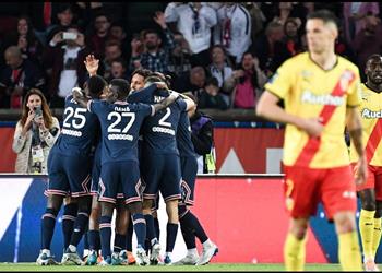 فيديو ميسي ي سجل وباريس سان جيرمان يتوج بلقب الدوري الفرنسي أمام لينس