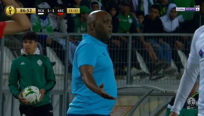 انفعال موسيماني علي محمد شريف في مباراة الاهلي والرجاء بدوري ابطال افريقيا
