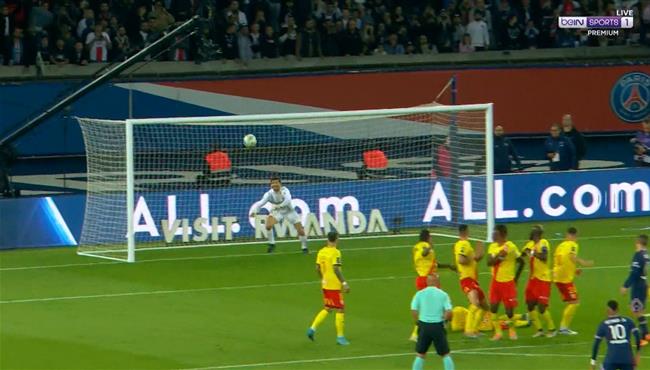 حارس مرمي لينس يحرم ميسي من تسجيل هدف رائع بالدوري الفرنسي