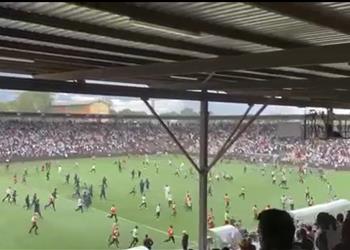 فيديو جماهير مازيمبي تقتحم الملعب للاعتداء على لاعبي بيراميدز