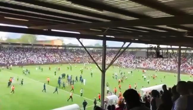 اقتحام جماهير مازيمبي الملعب للاعتداء على لاعبي بيراميدز