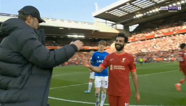 تحيه وعناق يورجن كلوب لمحمد صلاح ولاعبي ليفربول بعد الفوز علي ايفرتون