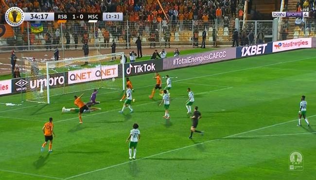 لاعب نهضة بركان يهدر هدف محقق امام المصري