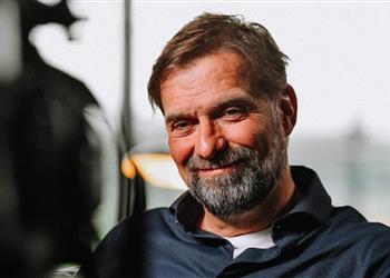 جلسة في المطبخ كلوب يكشف كواليس قرار تجديد عقده مع ليفربول