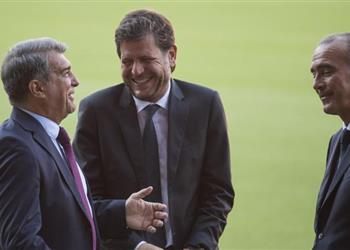 في حضور تشافي برشلونة يجتمع مع مساعد خورخي مينديز