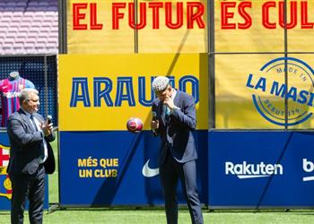 بالدموع أروخو يوقع على تجديد عقده مع برشلونة