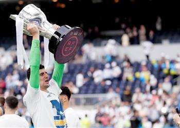 كورتوا ساخر ا من برشلونة احتفلوا بالكلاسيكو كما لو أنهم فازوا باللقب والآن نحن الأبطال