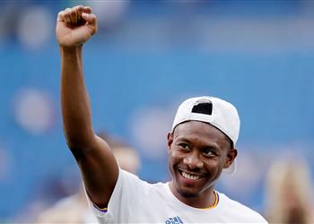 صورة ألابا ي كرر احتفال الكرسي أمام باريس سان جيرمان في ليلة تتويج ريال مدريد بالليجا