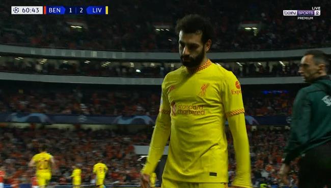 لحظة خروج محمد صلاح في مباراة ليفربول وبنفيكا بدوري ابطال اوروبا